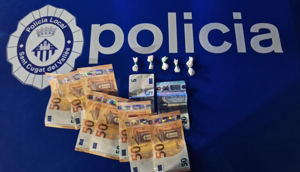 L'home portava embolcalls de cocaïna i diners en efectiu FOTO: Policia Local