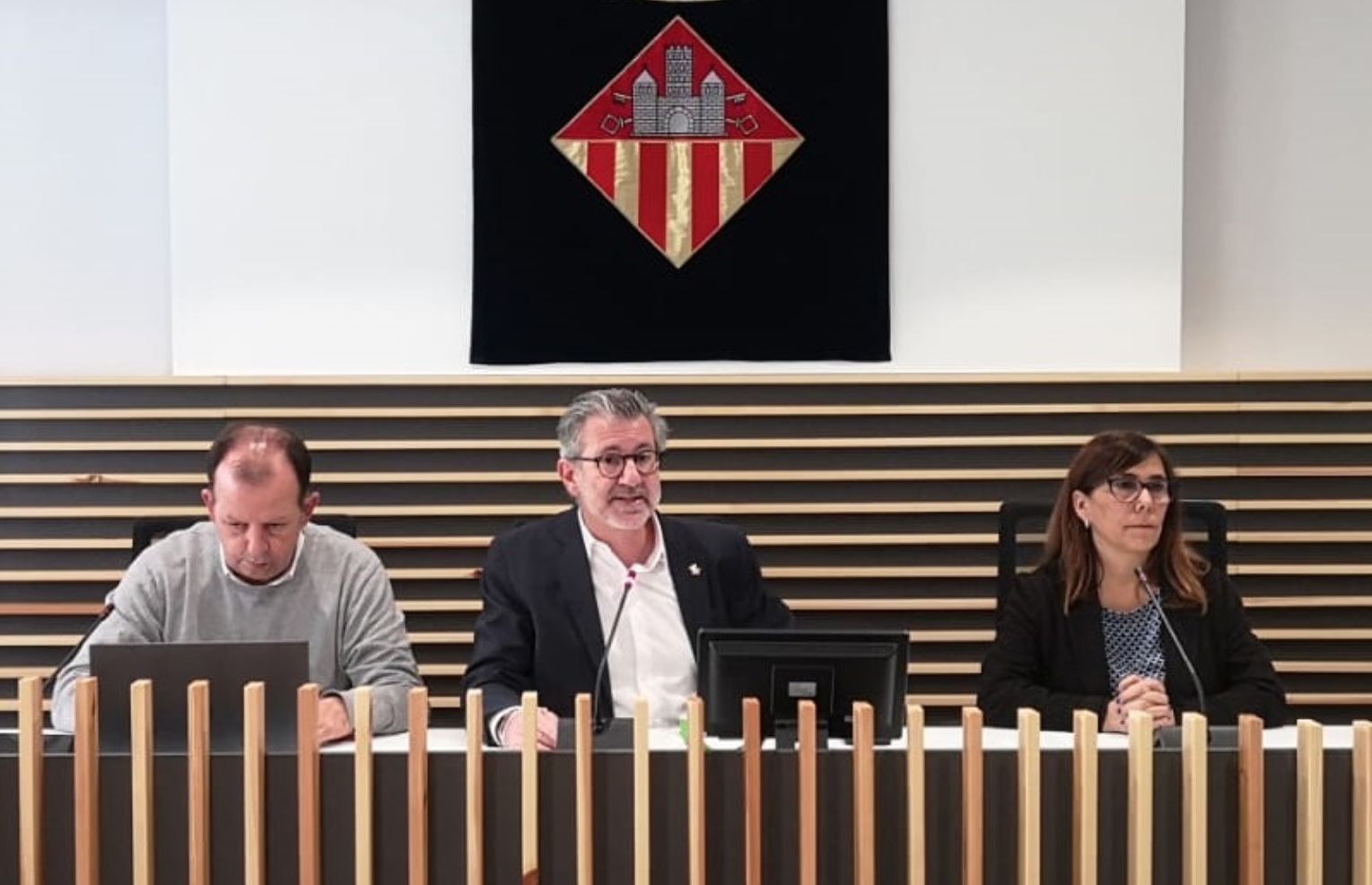 Carles Brugarolas (tinent d'alcaldia d'Economia), Josep Maria Vallès (alcalde) i Cristina Paraira (tinenta d'alcaldia de Serveis Urbans) FOTO: Ajuntament