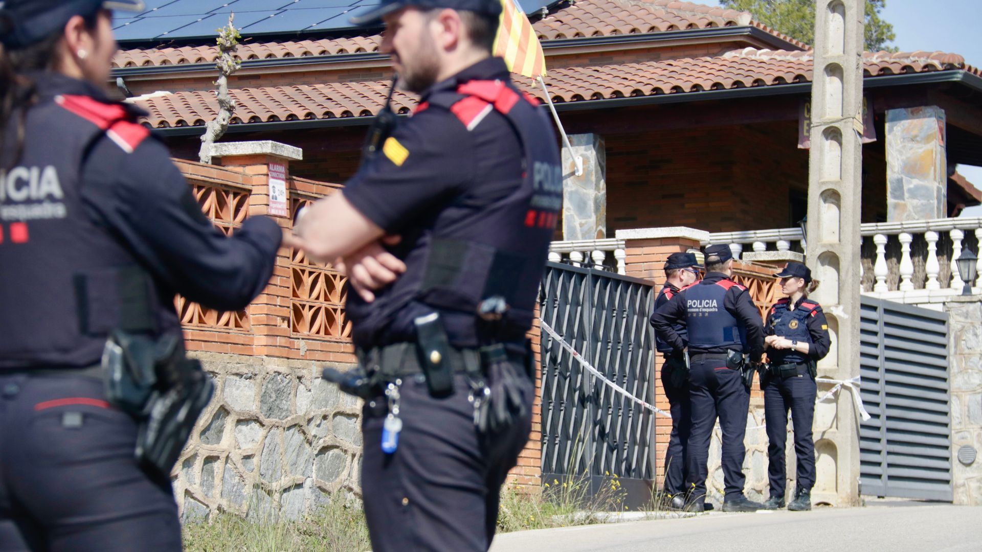 La finca a Molins de Rei, a tocar de la Colònia Montserrat, on s'han trobat dos cossos FOTO: ACN