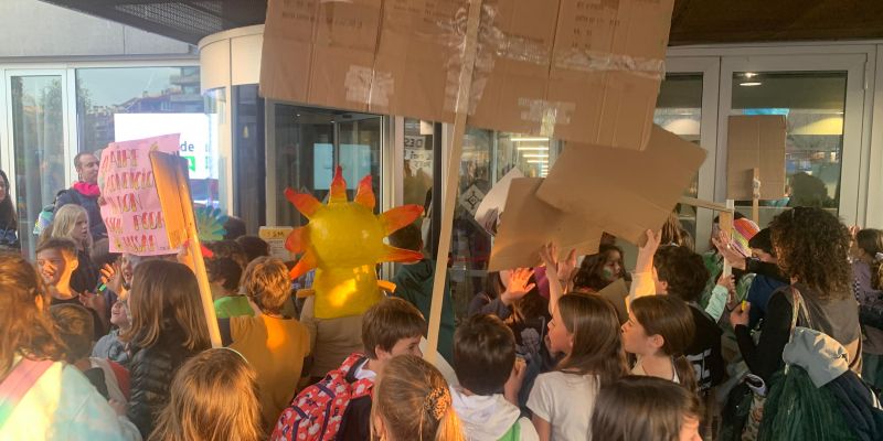 Els infants a les portes de l'ajuntament FOTO: TOT Sant Cugat