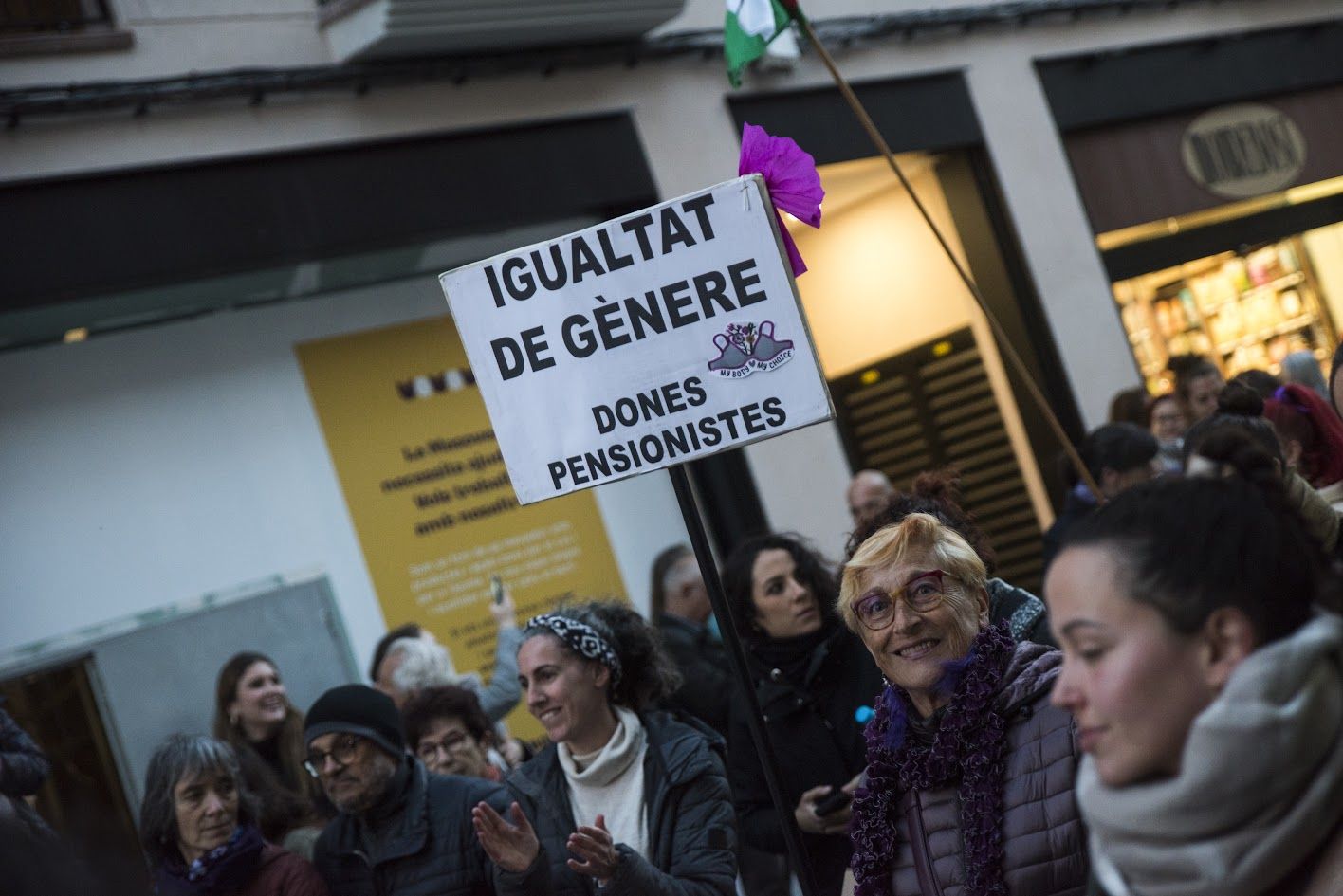 Pancarta de la manifestació feminista del 8-M FOTO: Bernat Millet (TOT Sant Cugat)