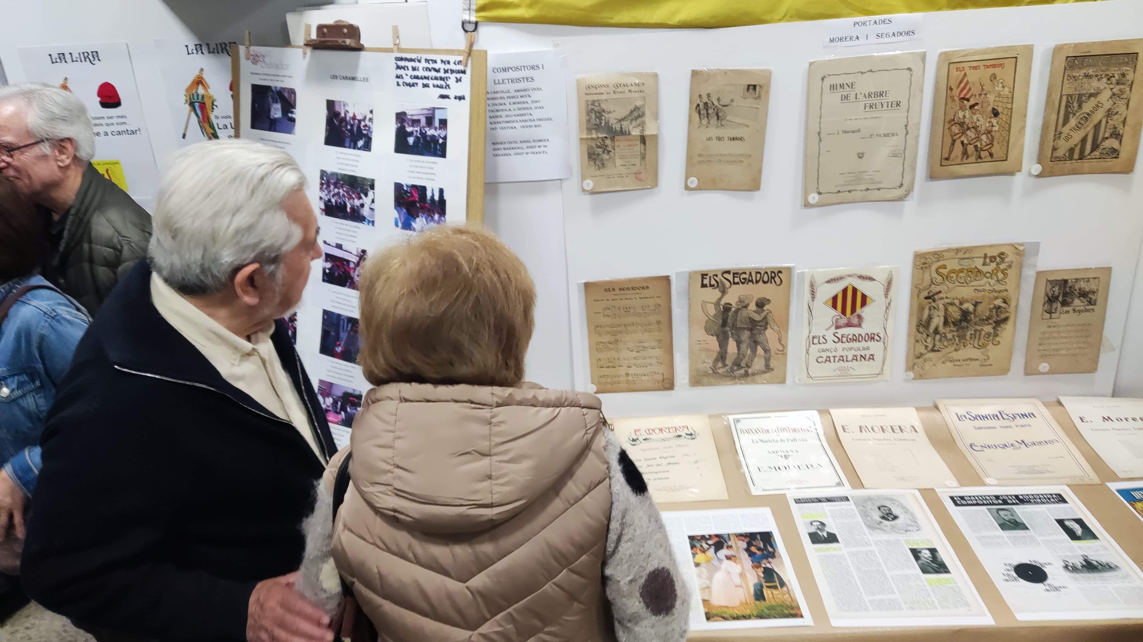 Dues persones visitant l'exposició FOTO: TOT Sant Cugat 