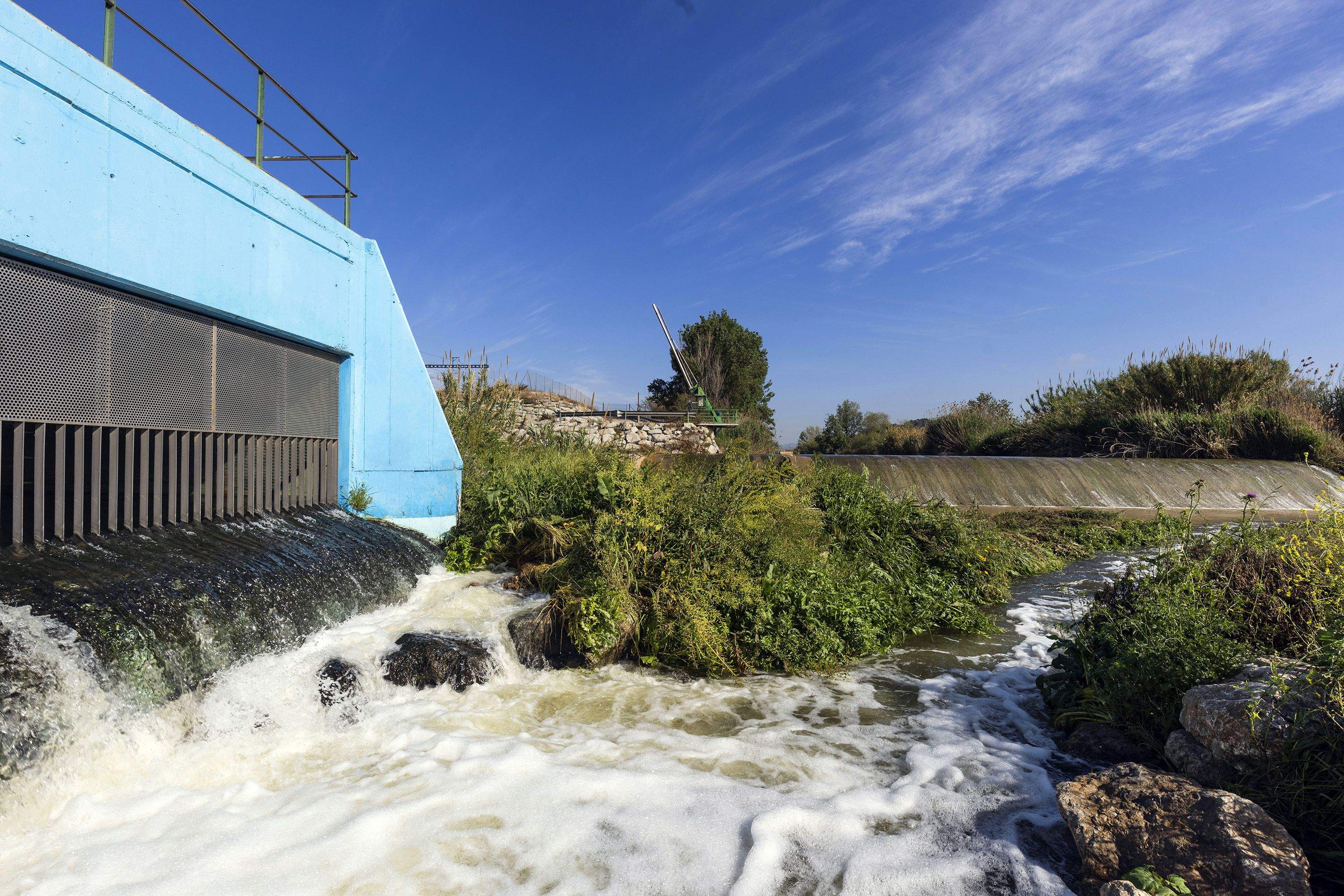Punt a Molins de Rei on l’aigua regenerada s’afegeix al cabal del riu Llobregat. FOTO: Cedida