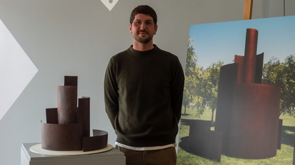 El guanyador amb la maqueta  l'esctultura FOTO: Ajuntaemnt 