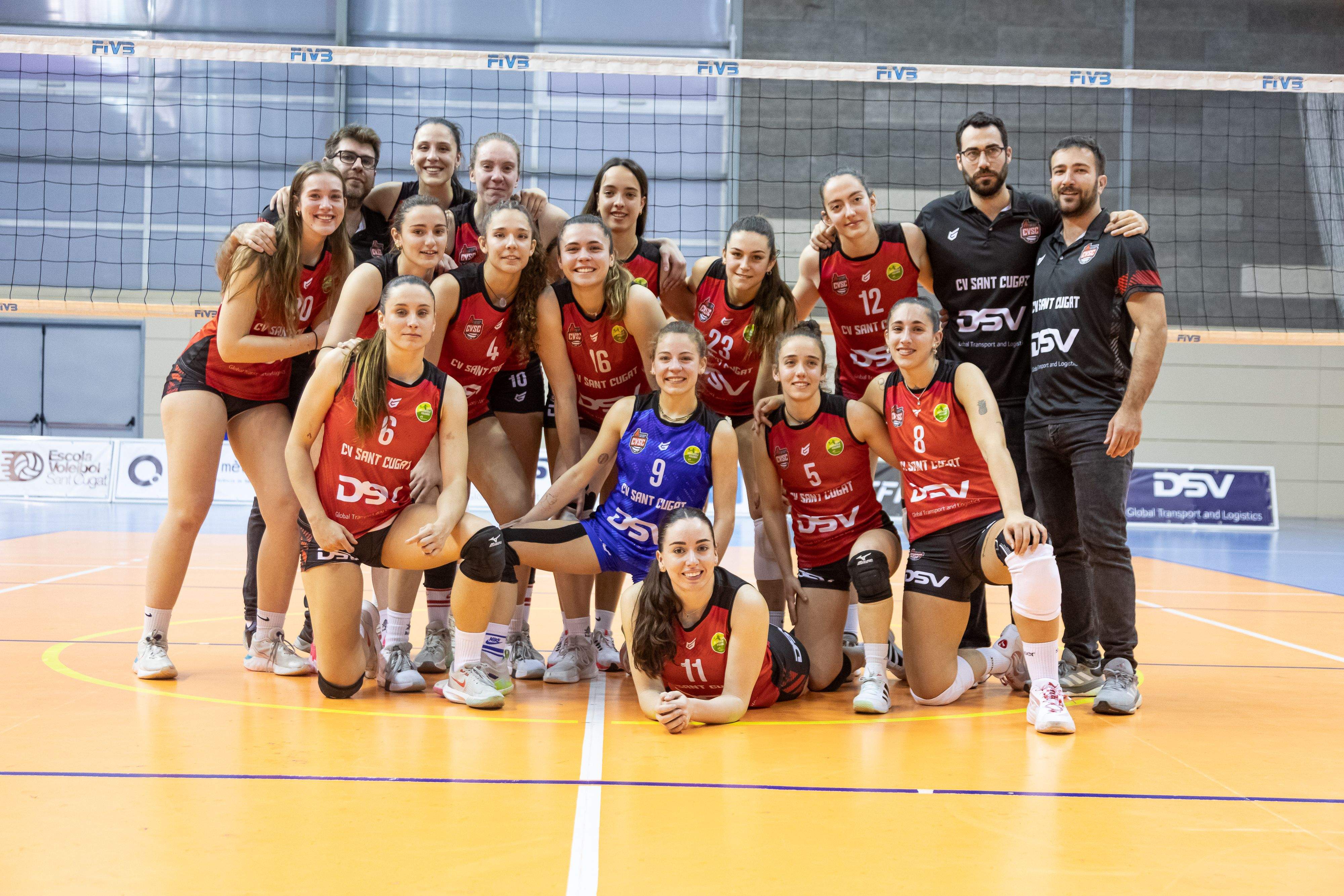 El conjunt vermell-i-negre al pavelló de Valldoreix FOTO: Volei Sant Cugat