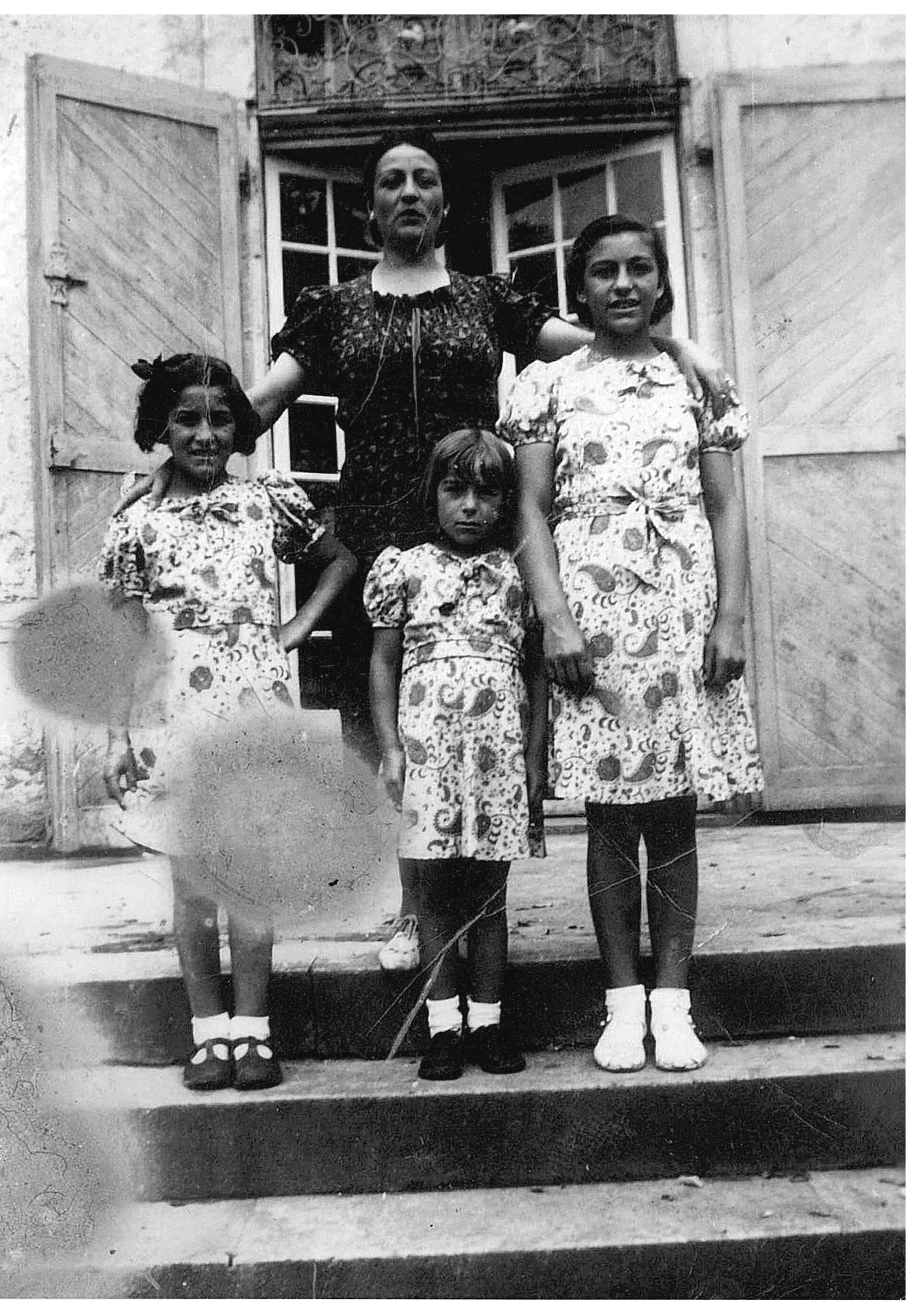 Maria Ferrer amb les seves filles, Lluïsa, Núria i Teresa. FOTO: Cedida