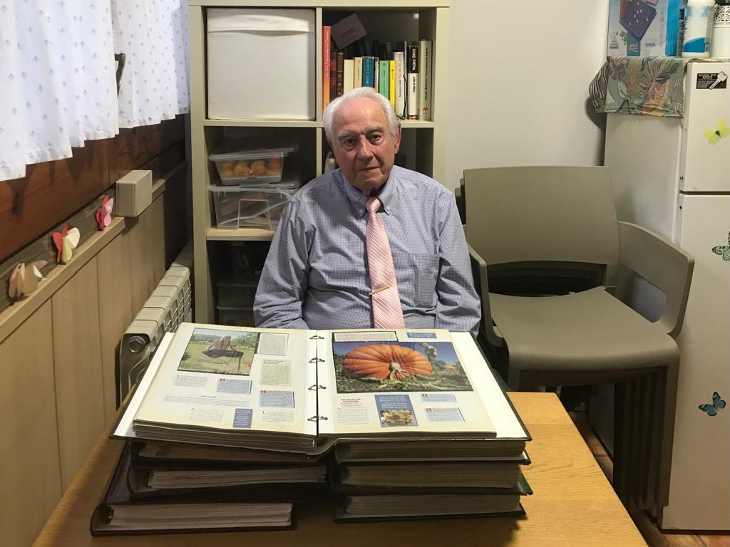 El santcugatenc Jordi Quiles col·lecciona curiositats als seus àlbums des de fa mig segle FOTO: 'TOT'