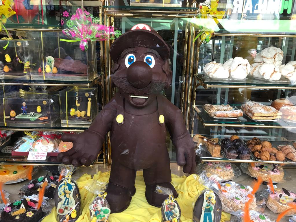 El Mario Bros de xocolata a l'aparador del Sàbat inaugura la diada de la mona de pasqua FOTO: 'TOT'