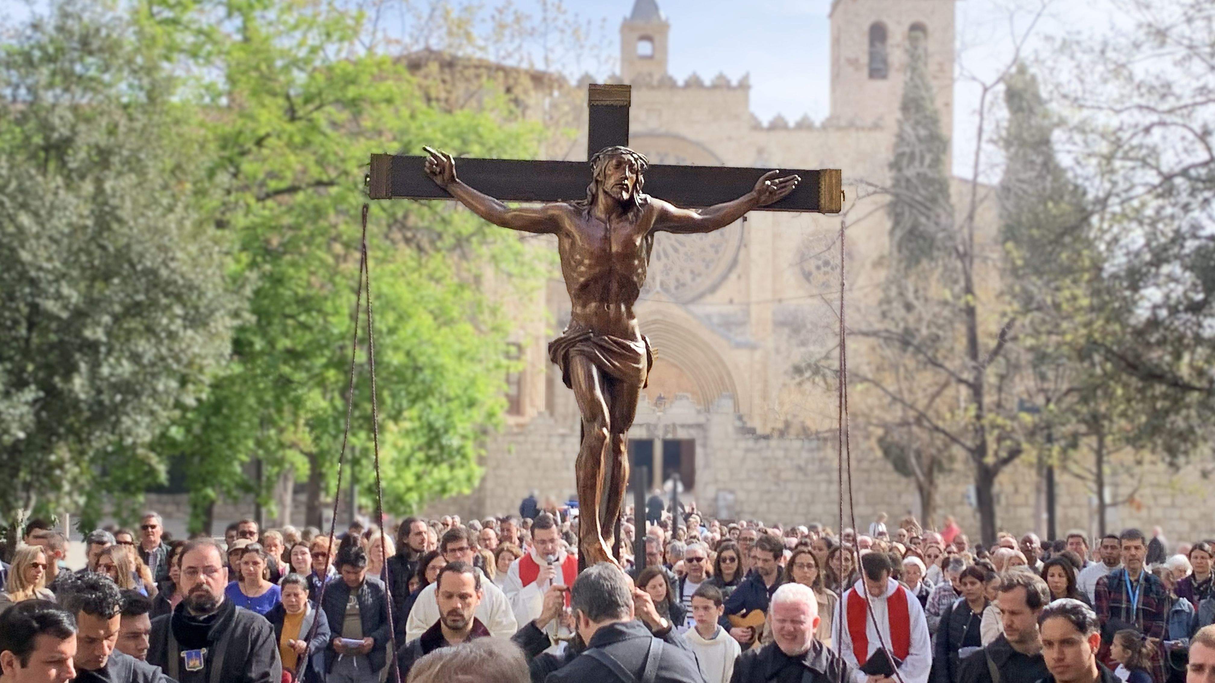 El Via Crucis passant per la plaça d'Octavià FOTO: TOT Sant Cugat