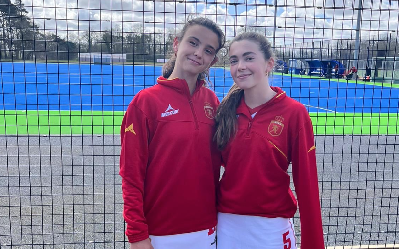 Les jugadores del Junior FC Maria Vidal i Carlota van ser plata amb la selecció espanyola sub-16 en el 4 Nacions. FOTO: Twitter @hockeyjunior