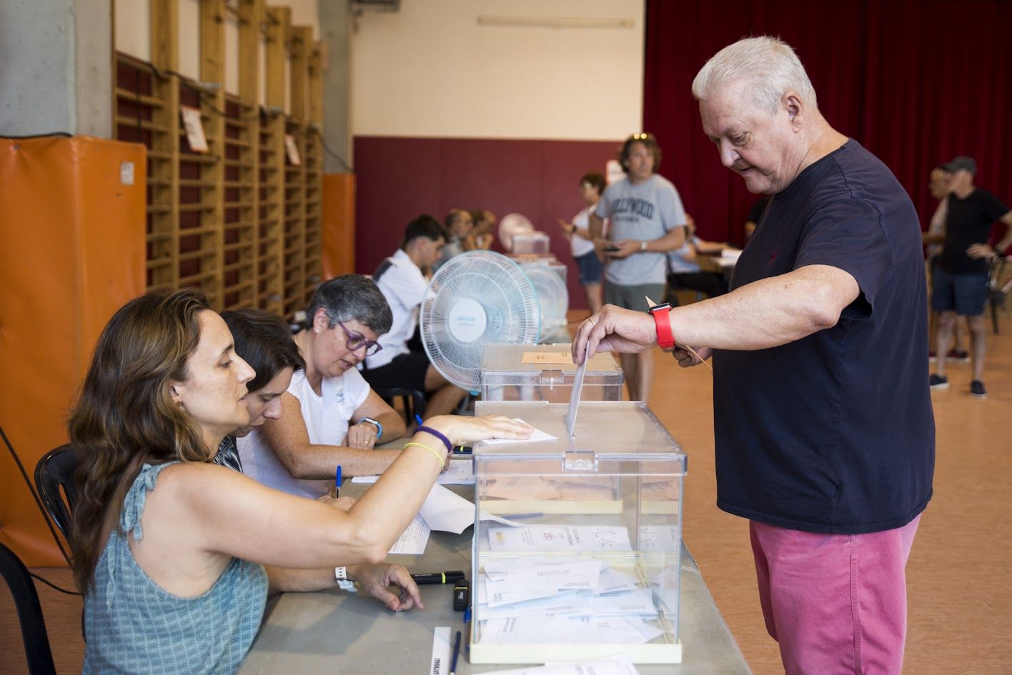 Una mesa electoral de les eleccions generals de 2023 FOTO: Bernat Millet (TOT Sant Cugat)