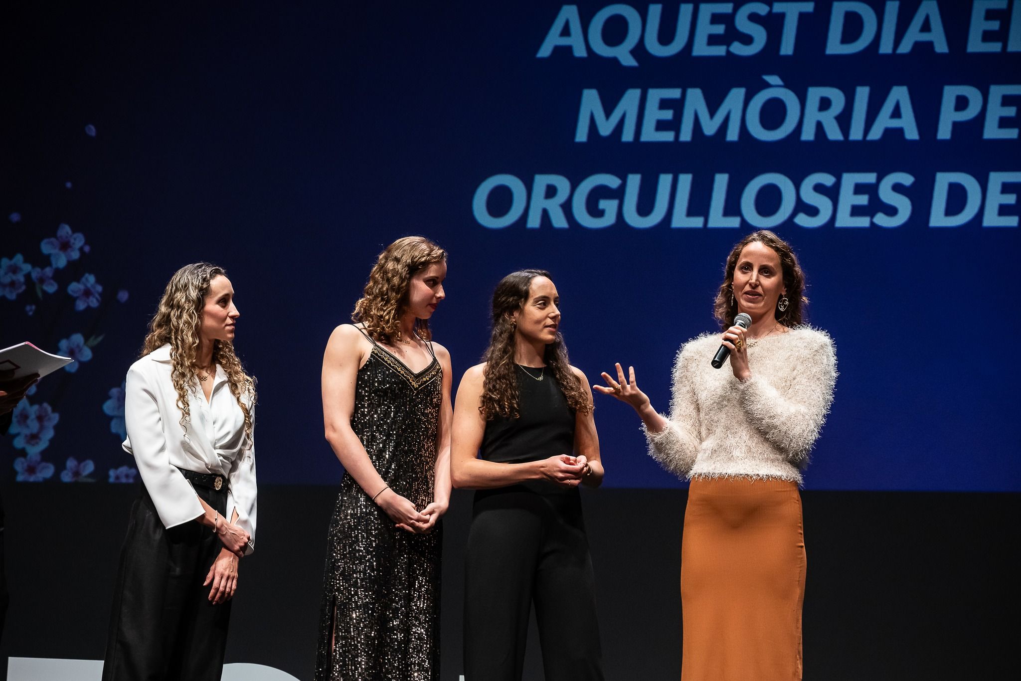 La nedadora artística santcugatenca Paula Ramírez (dreta) va ser guardonada amb la Medalla Extraordinària al Mèrit Esportiu juntament amb la resta de nedadores catalanes de l'equip estatal. FOTO: FCN