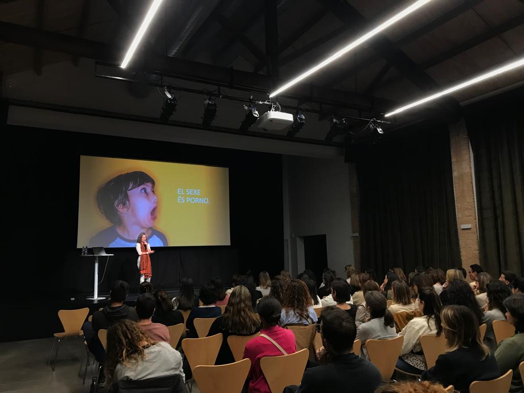 Elisenda Pascual, de la sèrie de TV3 "Això no és Suècia" ha impartit una xerrada sobre pornografia FOTO: 'TOT'