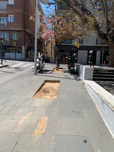 Motos estacionades a una vorera de vianants FOTO: Javier Martínez