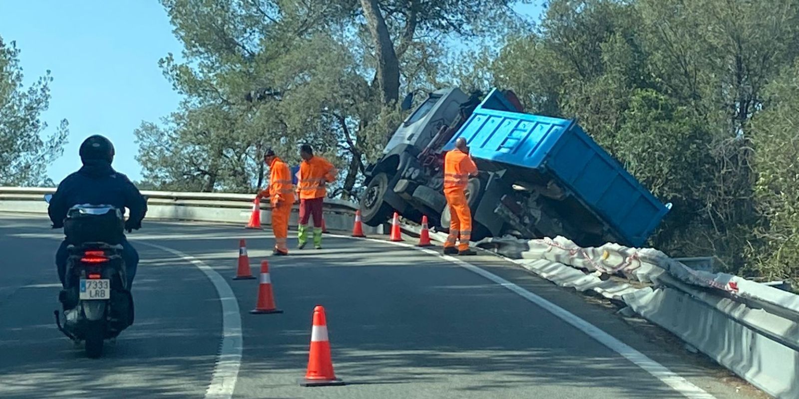 El camió bolcat a l'Arrabassada FOTO: Cedida