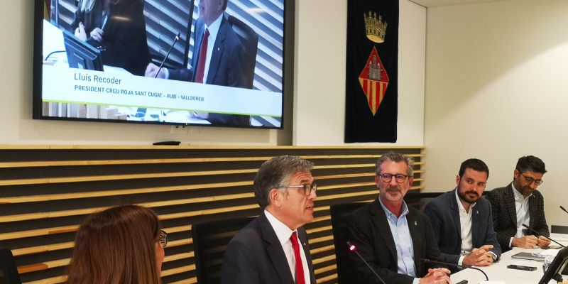 El president de Creu Roja, Lluís Recoder, en el ple extraordinari per otorgar la Medalla d'Honor a Creu Roja Sant Cugat-Rubí-Valldoreix. FOTO: Ajuntament