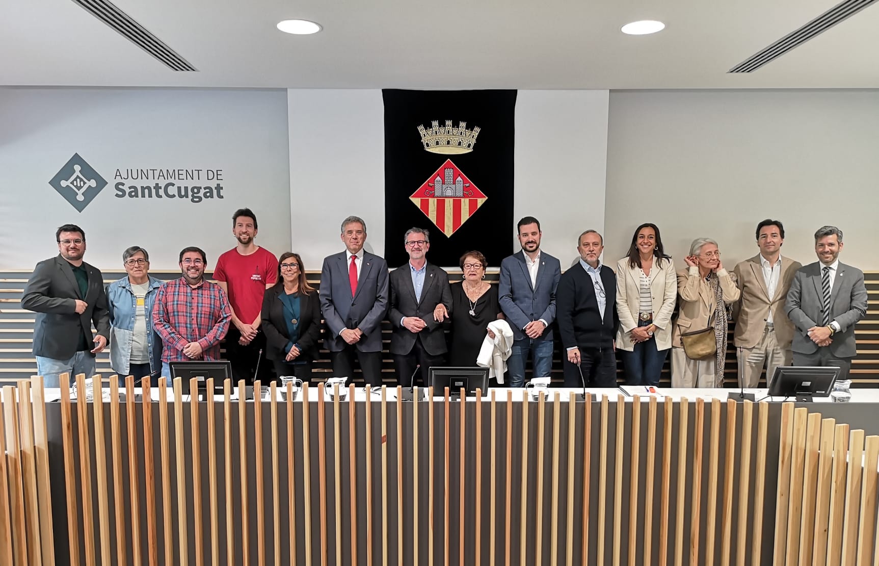 Membres de Creu Roja Sant Cugat-Rubí-Valldoreix amb l'alcalde de Sant Cugat, Josep Maria Vallès, i els portaveus dels diferents grups municipals, en el ple extraordinari per atorgar la Medalla d'Honor a l'entitat. FOTO: Ajuntament