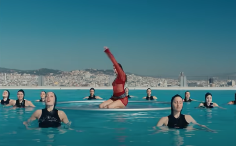 El nou videoclip de Dua Lipa, 'Illusion', en el qual surt Paula Ramírez. FOTO: Cedida