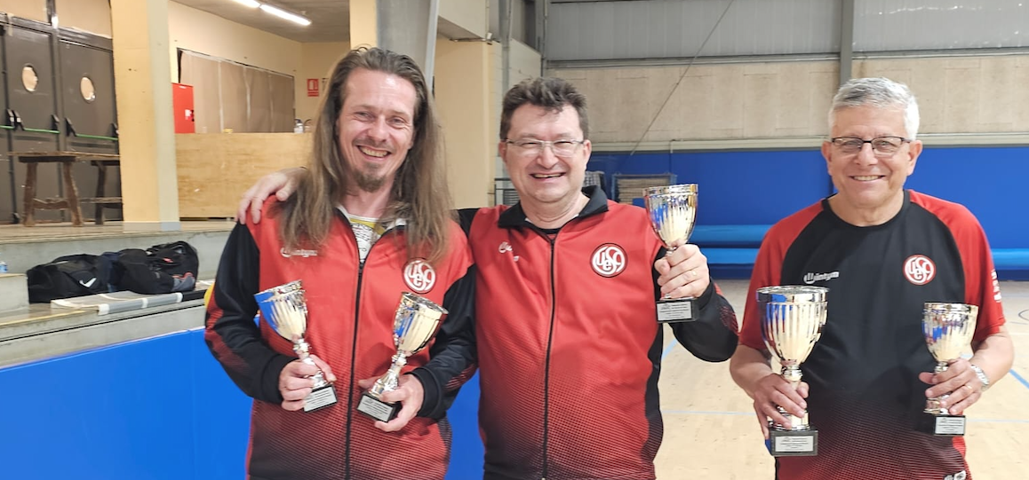 Alain Petrague, Laurent Chapalain i Joan Pareja (UESC) van ser medalla en el Campionat de Catalunya de veterans de tennis taula. FOTO: Cedida