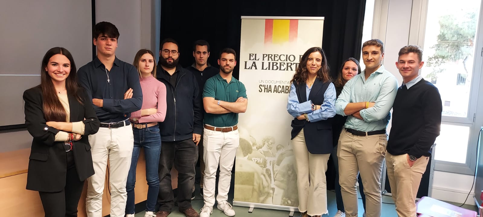Joves assistents a la projecció del documental 'El precio de la libertat' a Sant Cugat amb la presidenta de 'S'ha acabat', Andrea Llopart (Quarta per la dreta). FOTO: TOT