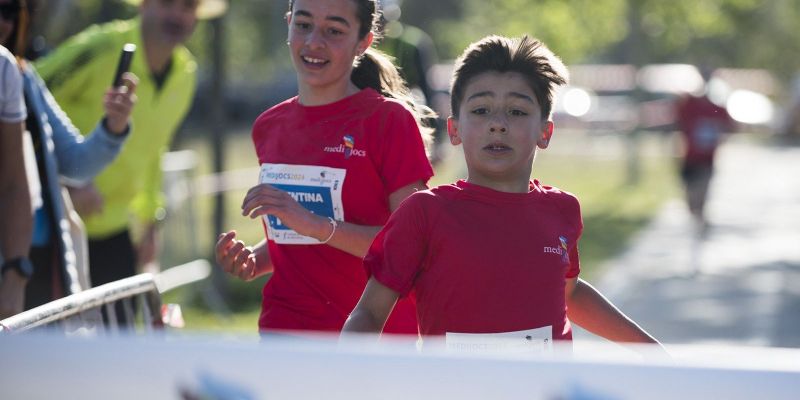 El guanyador i la guanyadora de la cursa infantil han arribat a la vegada. Foto: Bernat Millet