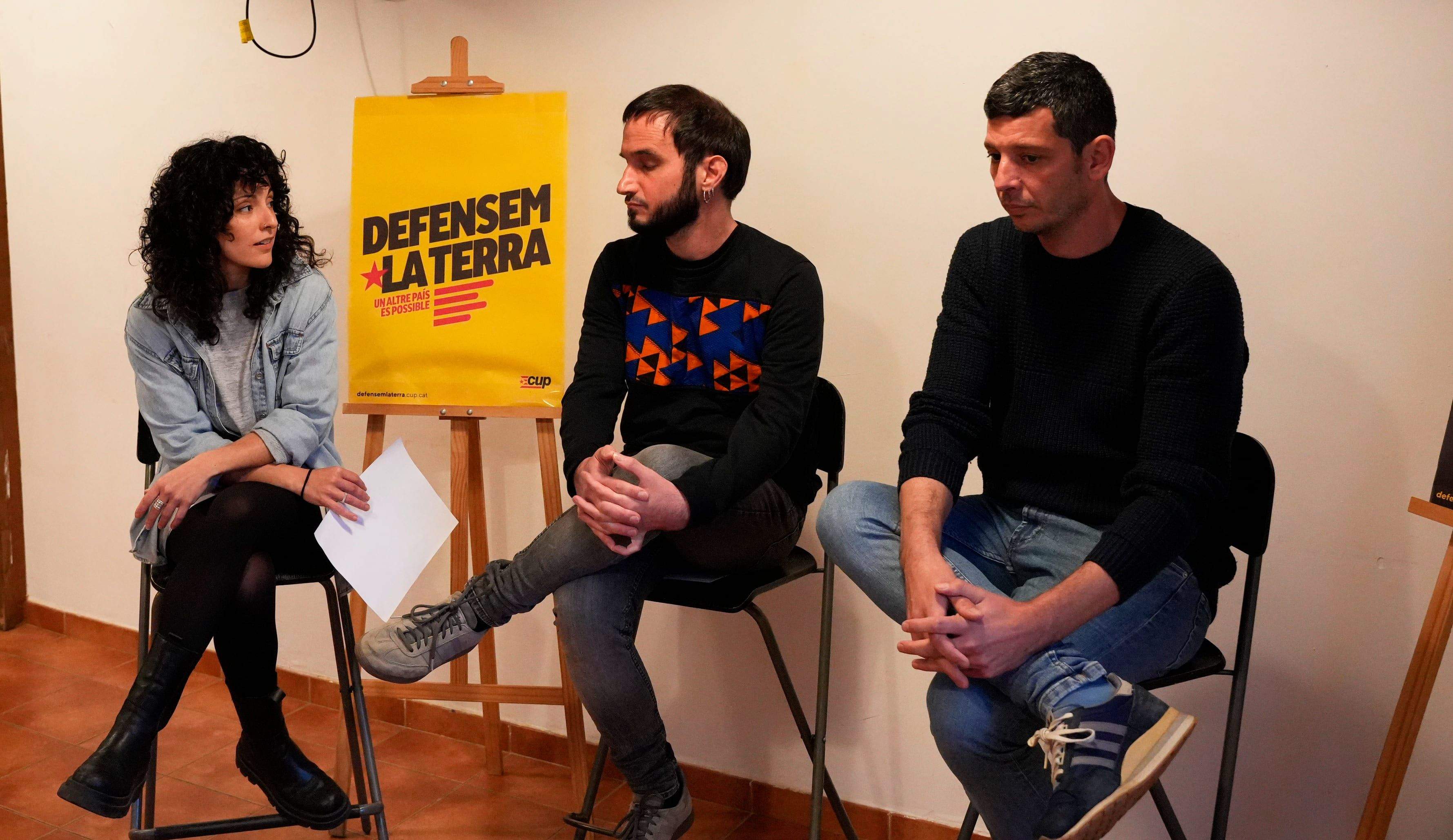 D'esquerra a dreta, Ariadna Sierra, regidora, Ignasi Bea i Xavier Pellicer, candidats a les eleccions a Catalunya 2024. FOTO: CUP