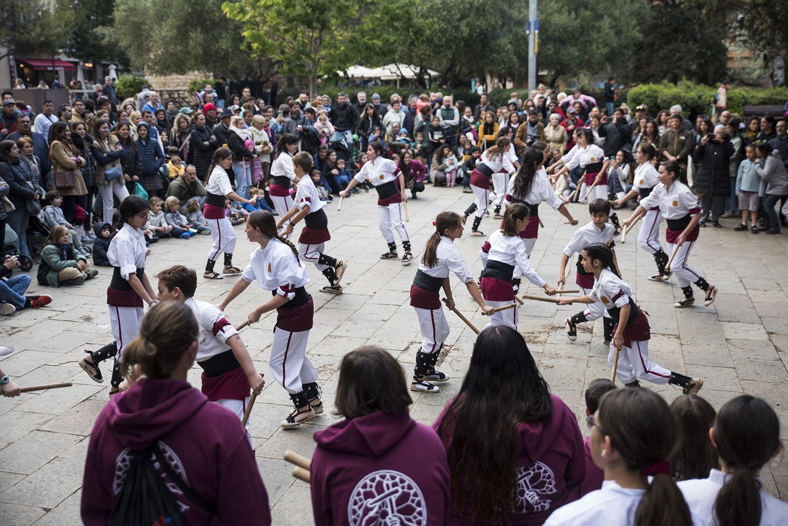 Actuació de Bastoners per Sant Jordi. FOTO: Bernat Millet
