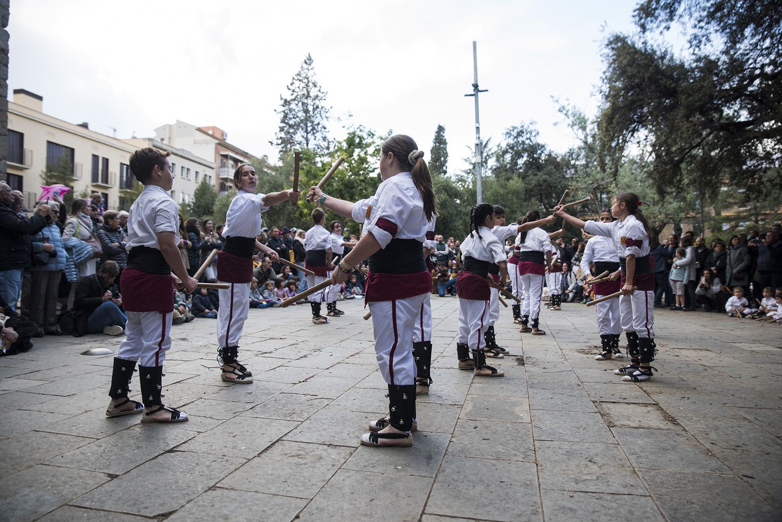 Actuació de Bastoners per Sant Jordi. FOTO: Bernat Millet