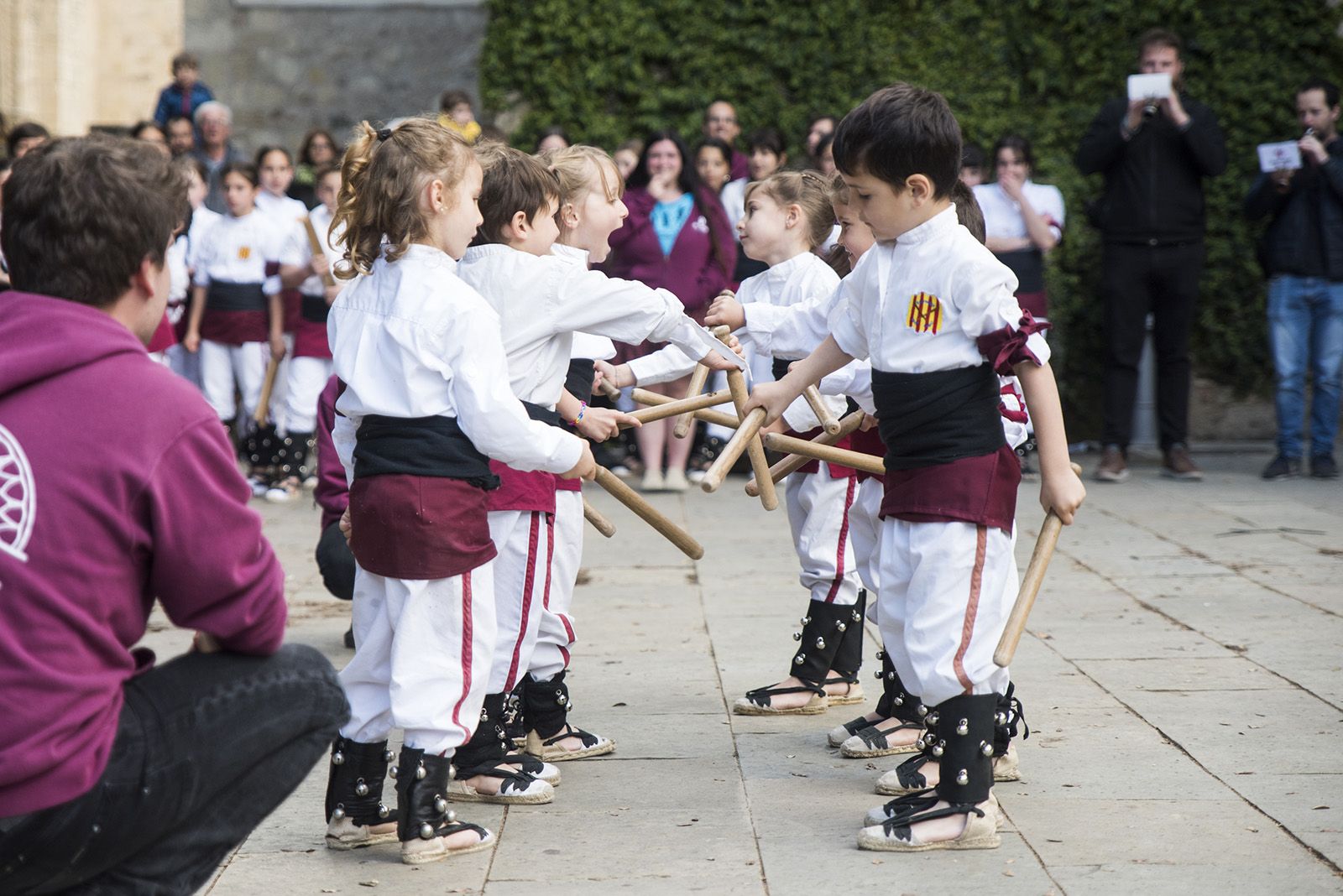 Actuació de Bastoners per Sant Jordi. FOTO: Bernat Millet