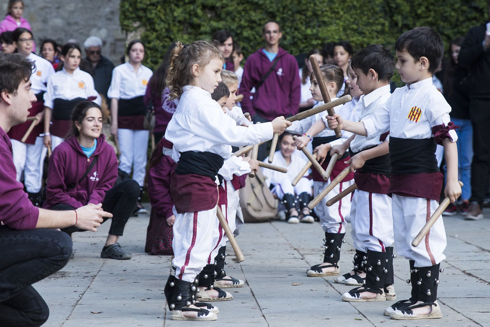 Actuació de Bastoners per Sant Jordi. FOTO: Bernat Millet