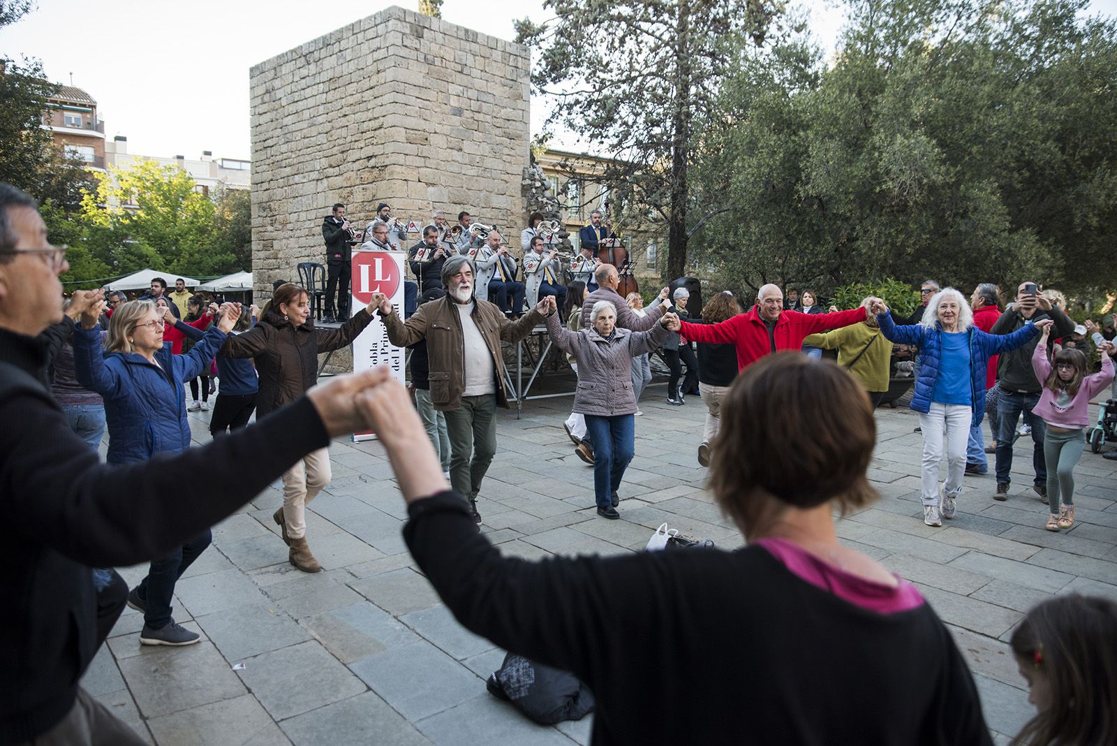 Ball de sardanes per Sant Jordi. FOTO: Bernat Millet
