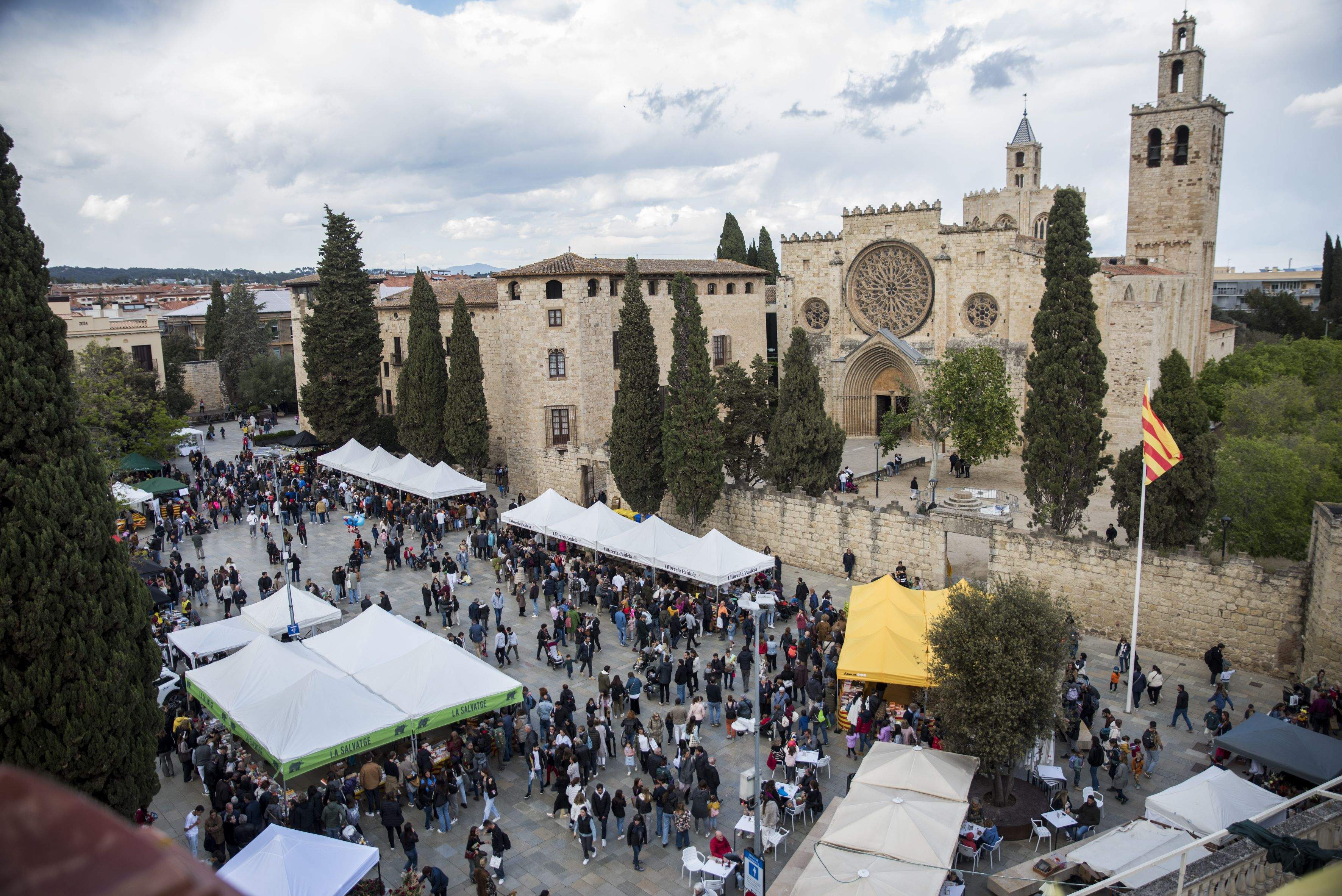 Diada de Sant Jordi a la plaça d'Octavià FOTO: Bernat Millet