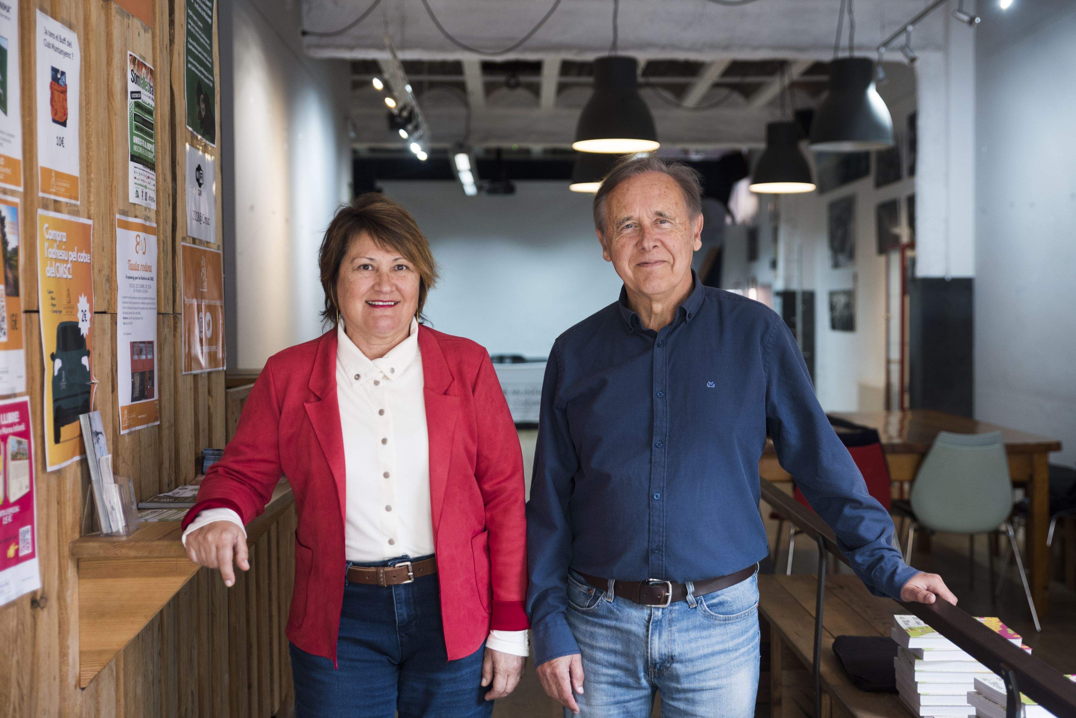 Amàlia Roig (coordinadora de Cultura del Club Muntanyenc) i Joan Bel (president del club), en la seu de l'entitat. FOTO: Bernat Millet