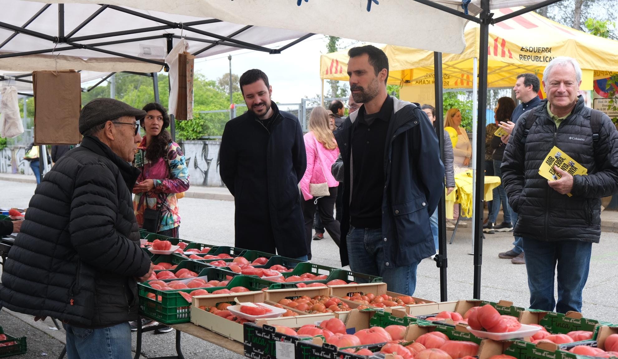 El conseller ha visitat les paradetes del mercadet de Valldoreix FOTO: Cedida