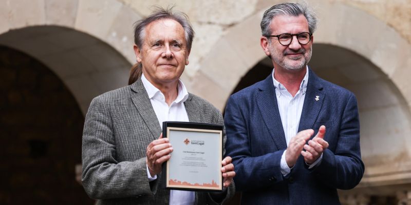 L'alcalde de Sant Cugat entrega una placa conmemorativa al president del CMSC. Foto: TOT Sant Cugat