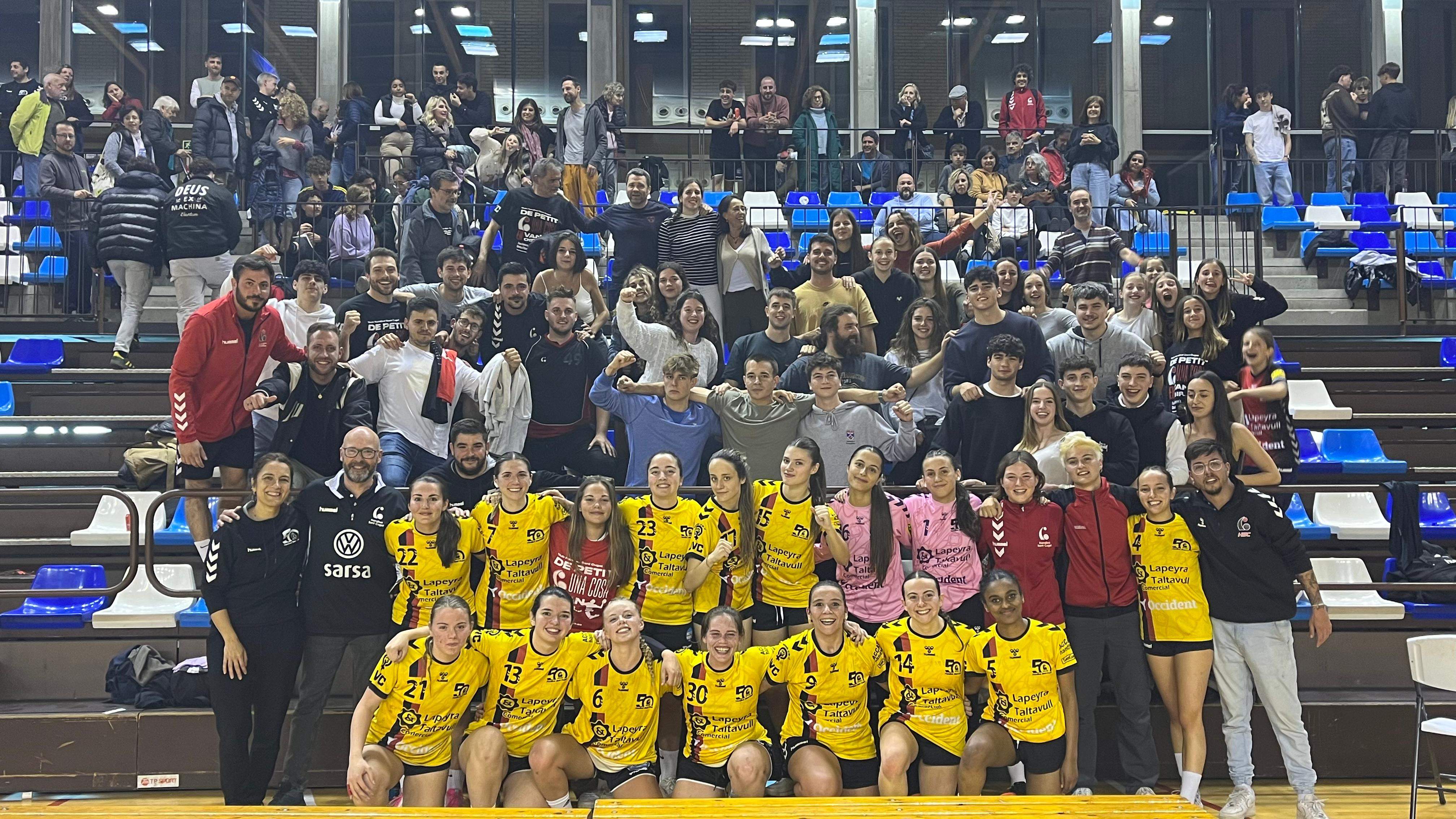 L'equip femení de l'Handbol Sant Cugat assoleix l'ascens a la Lliga Catalana. Foto:Nielo Ballart