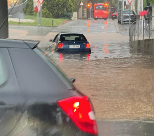 Inundació en el pont de l'avinguda de l'Enllaç. FOTO: TOT