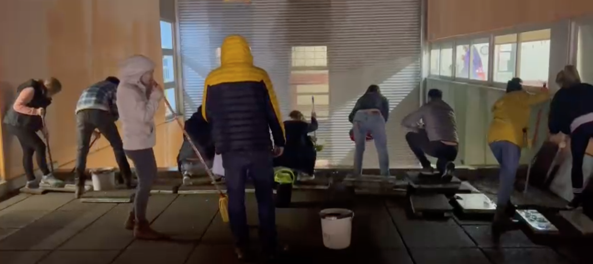 La comunitat de l'Escola Gerbert d'Orlhac va estar retirant l'aigua de l'escola. FOTO: Cedida