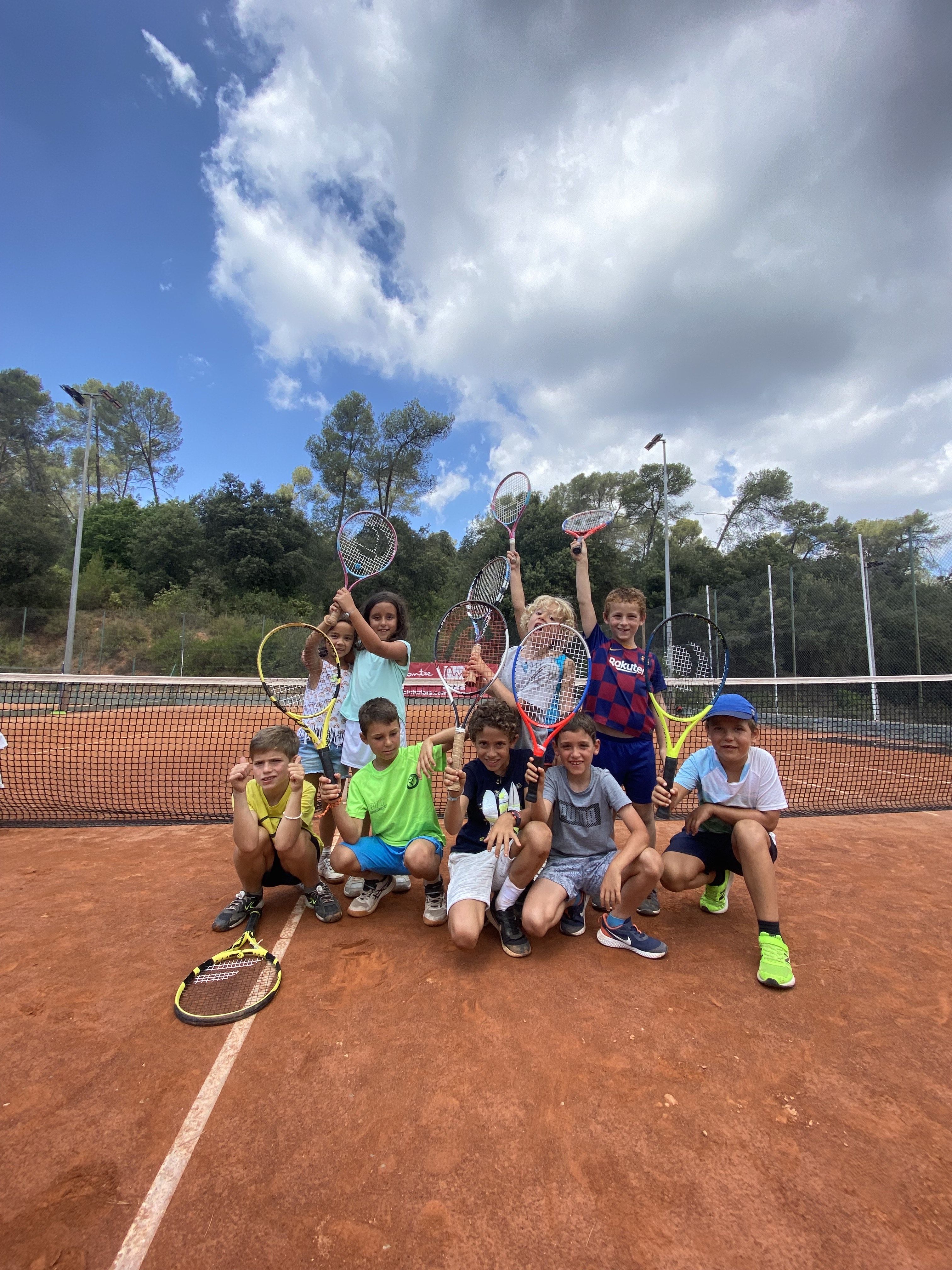 Activitats de tenis al casal d'estiu de Sant Cugat del Club Esportiu Valldoreix. FOTO: Cedida