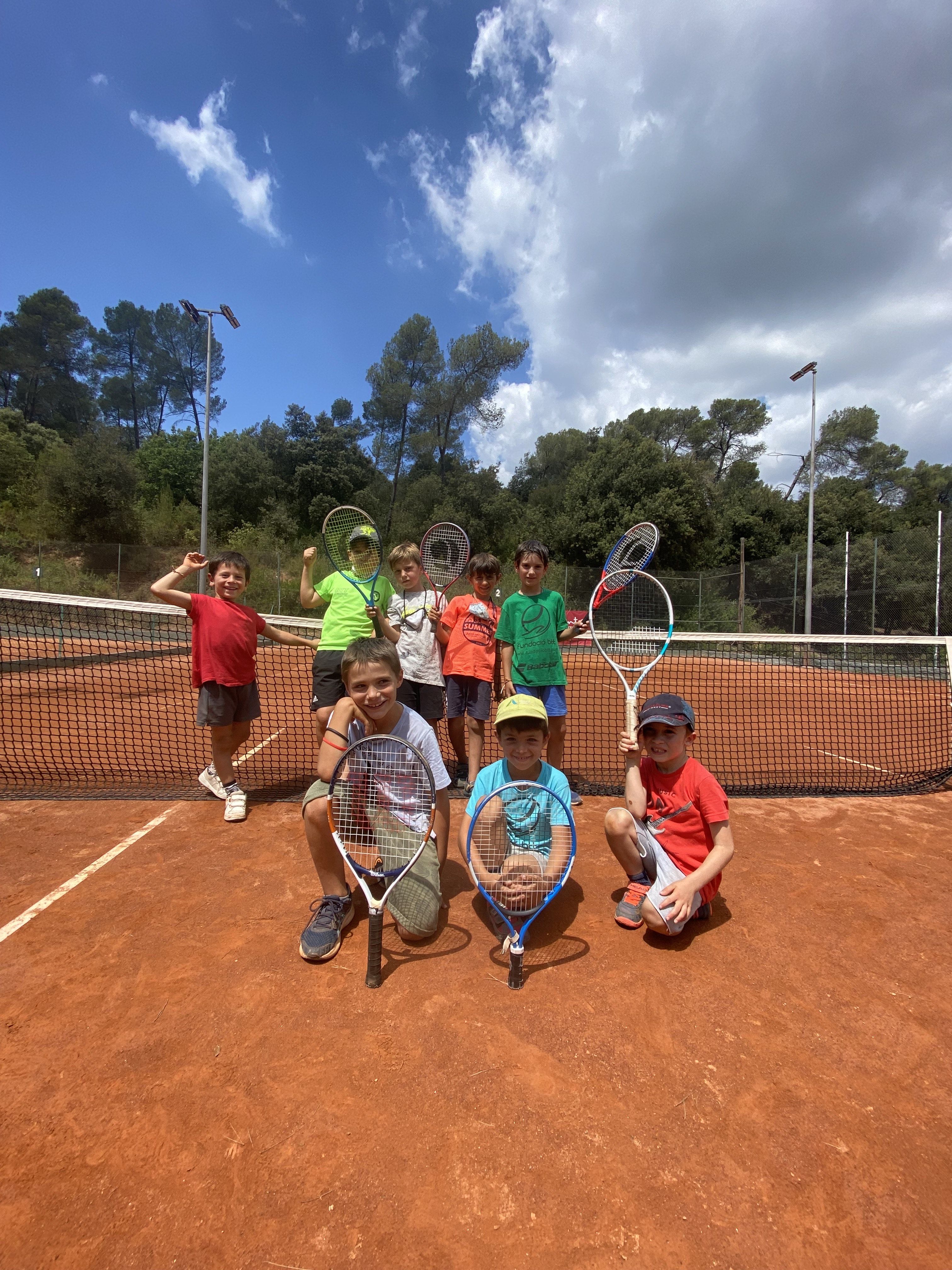 Activitats de tenis al casal d'estiu de Sant Cugat del Club Esportiu de Valldoreix. FOTO: Cedida