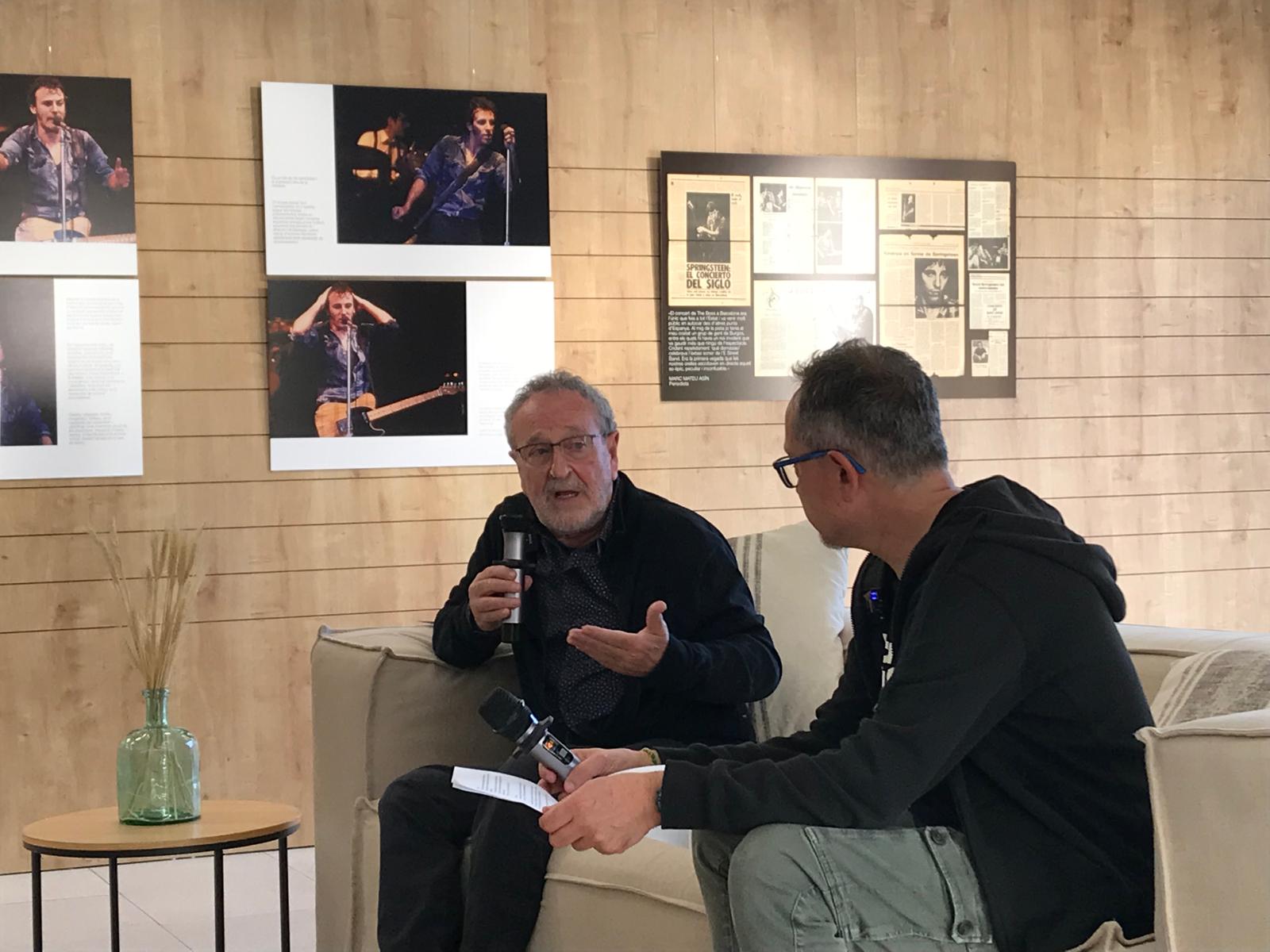 Francesc Fàbregas i Marc Mateu durant l'exposició 'Bruce Springsteen. Barcelona 1981' FOTO: 'TOT'