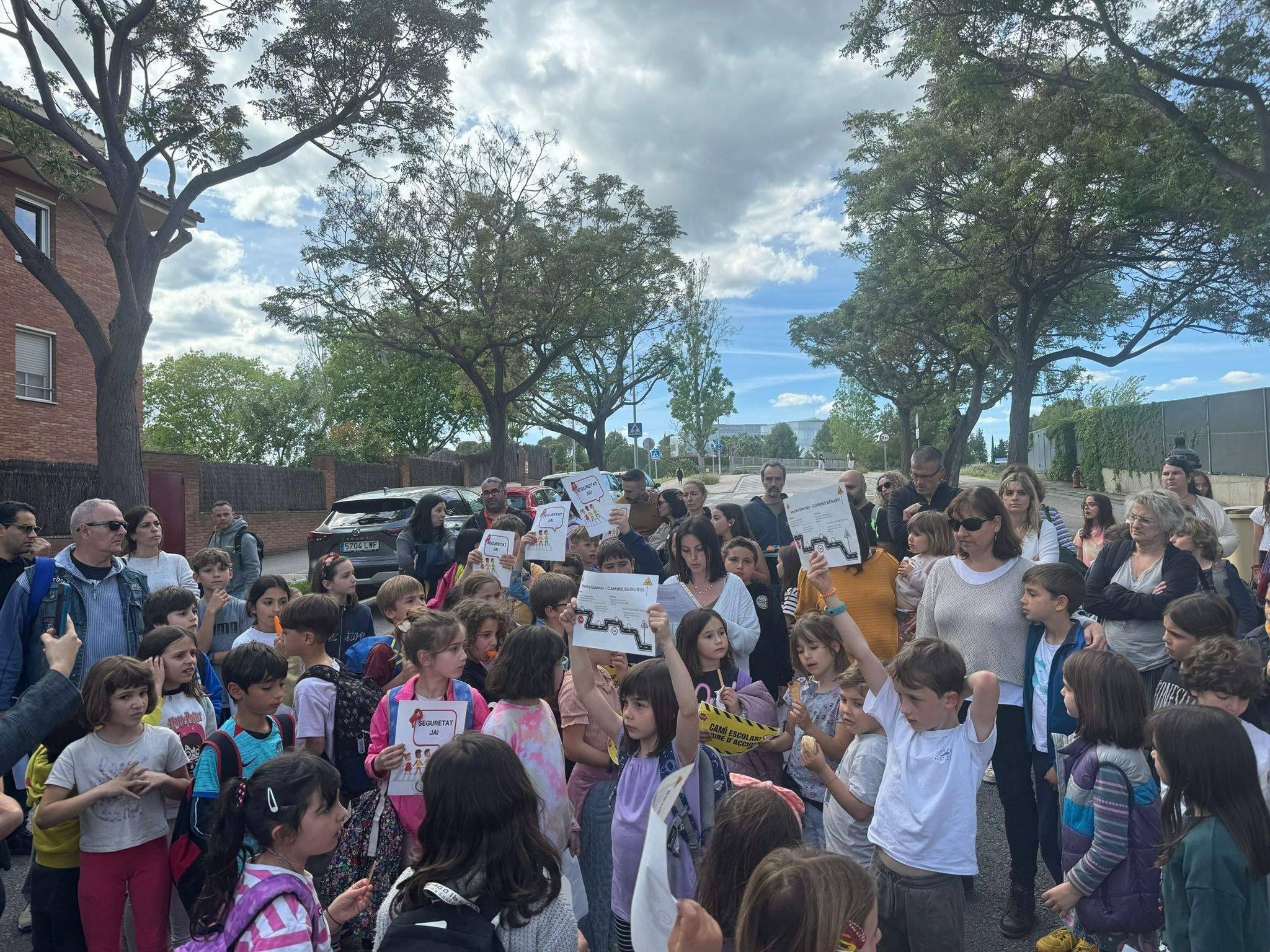 Concentració davant de l'Escola Gerbert d'Orlhac per demanar més seguretat en l'entorn de l'escola. FOTO: TOT