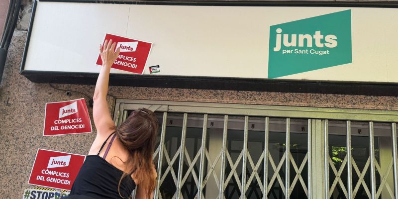 Alguns manifestants han assenyalat Junts a la seva seu FOTO: TOT Sant Cugat
