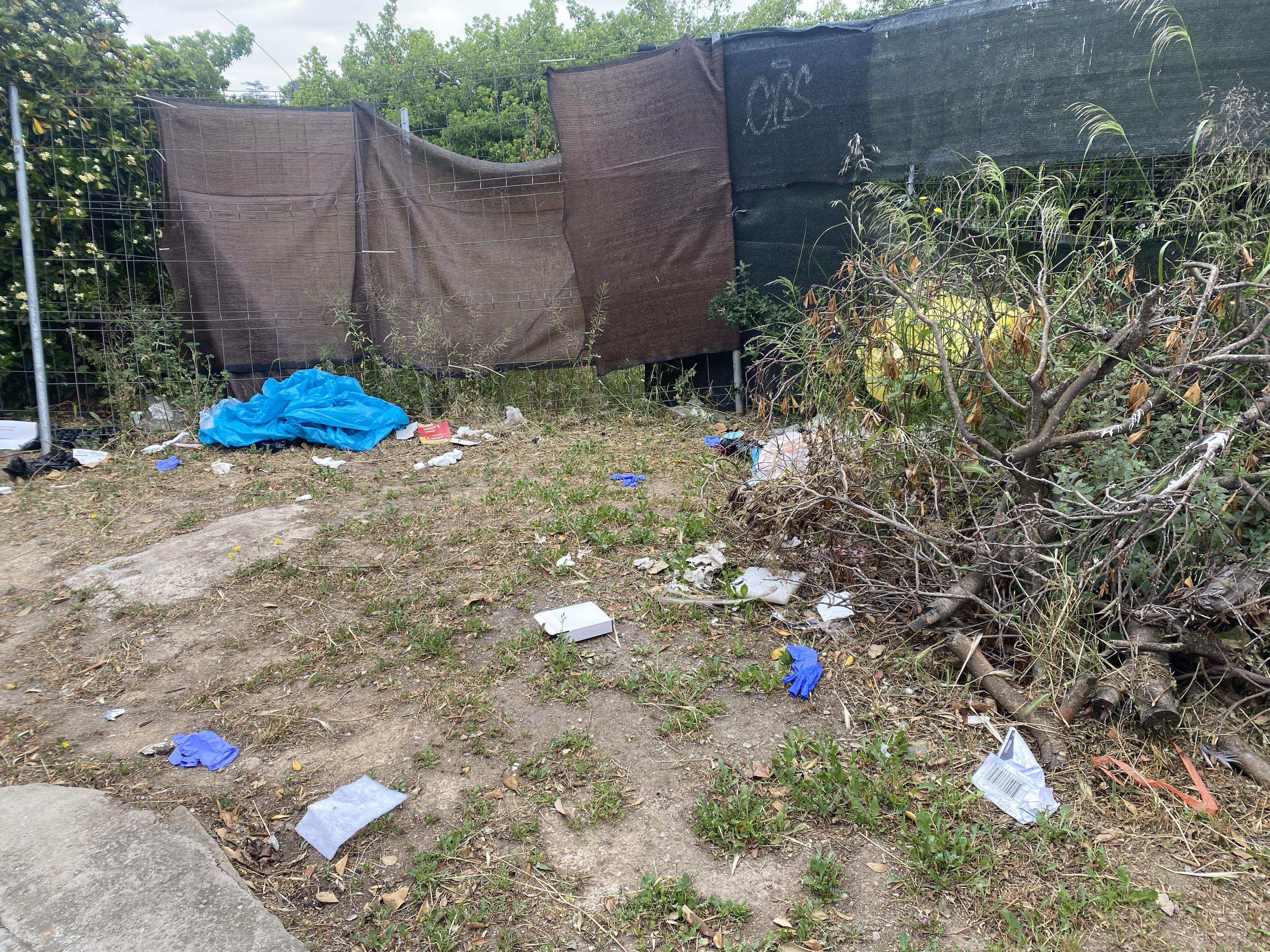 Conviure amb escombraries al passatge del Jardiner amb el carrer Joan Borràs de Valldoreix FOTO: M. Montserrat Millan i Guasch