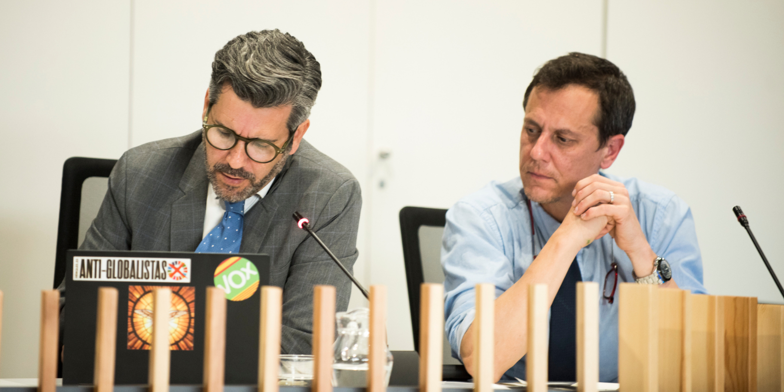 El portaveu de Vox, Marcos Rodríguez (esquerra), i el regidor Jordi Guirado (dreta). FOTO: Bernat Millet (TOT Sant Cugat)