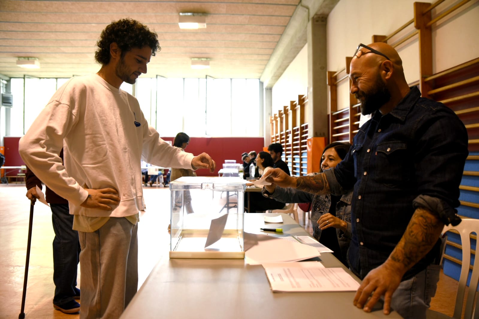 Primers votant a les eleccions al Parlament de Catalunya  FOTO: Bernat Millet