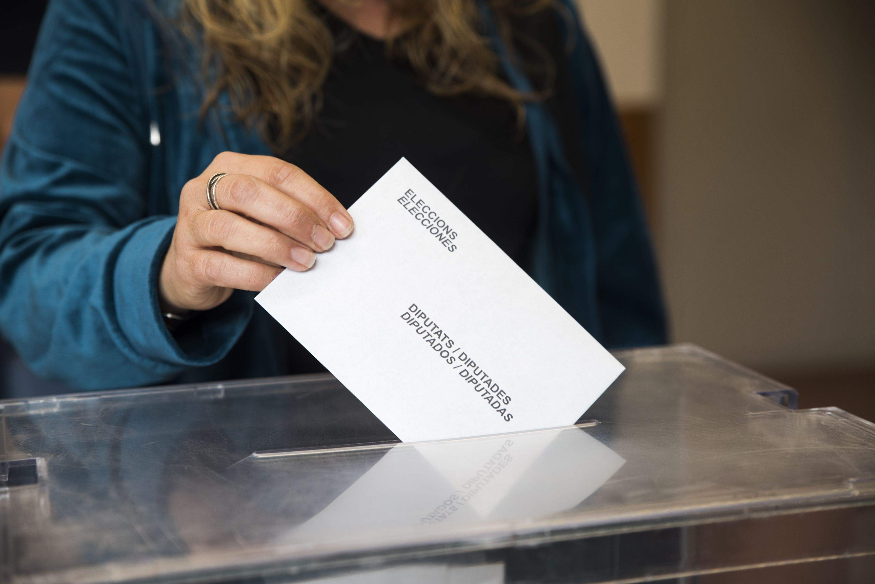 Una santcugatenca dipositant el seu vot FOTO: Bernat Millet (TOT Sant Cugat)