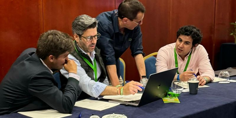 Els regidors de Vox i el vocal de l'EMD, seguint el recompte FOTO: Cedida