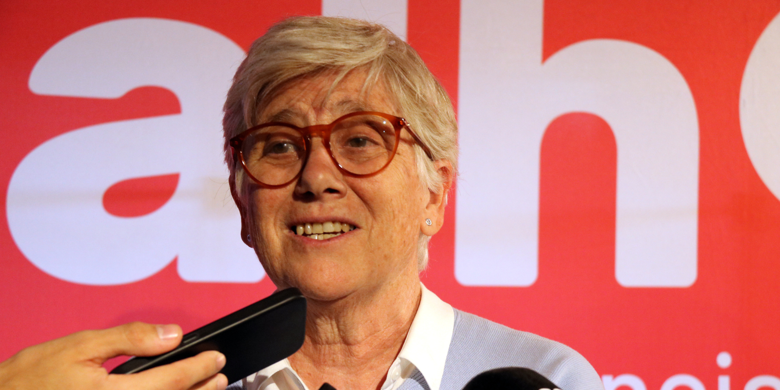 Ponsatí atenent els mitjans durant la nit electoral FOTO: Natàlia Segura (ACN)