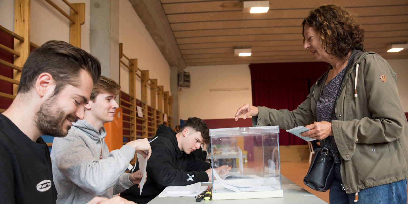 Una mesa electoral a Sant Cugat durant les eleccions catalanes FOTO: Bernat Millet (TOT Sant Cugat)